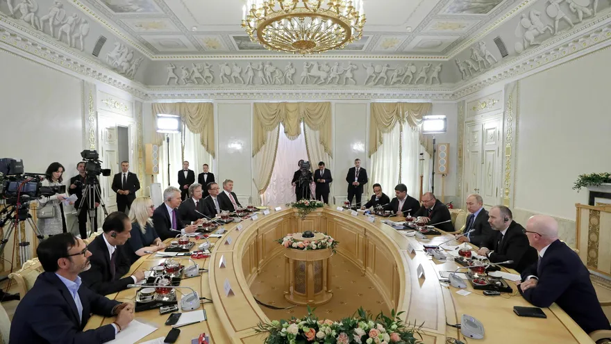 Vista general durante la reunión que mantuvo el presidente ruso, Vladímir Putin, con los máximos responsables de las principales agencias de noticias del mundo