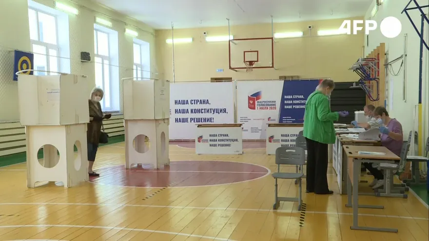 Los rusos votan en referéndum que permitiría a Putin permanecer en el poder hasta 2036