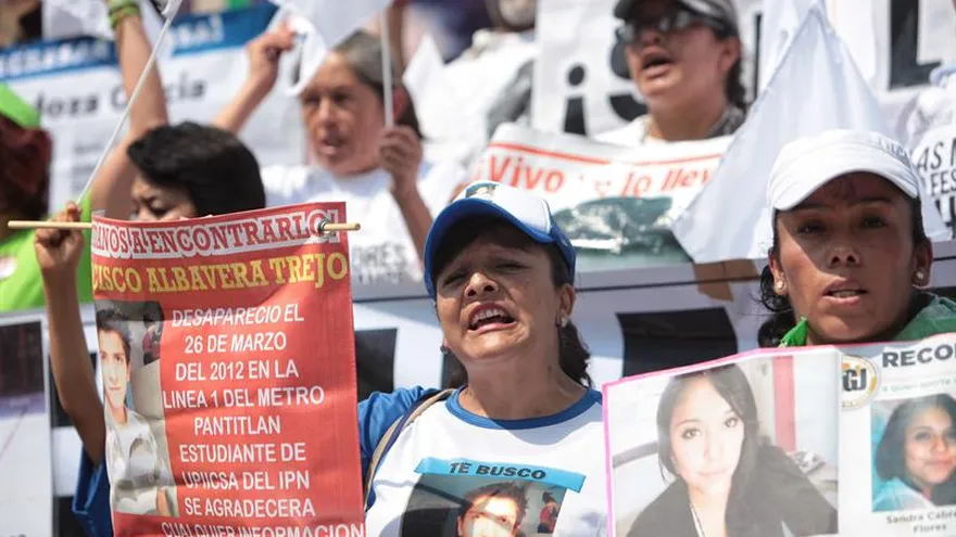 Familiares de personas desaparecidas participan en la V Marcha de la Dignidad Nacional hoy, martes 10 de mayo de 2016, en el centro de Ciudad de México (México).