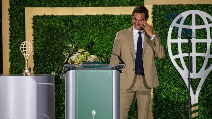 Roger Federer seca sus ojos de las lágrimas que derramó en su exaltación al Salón de la Fama del Tenis