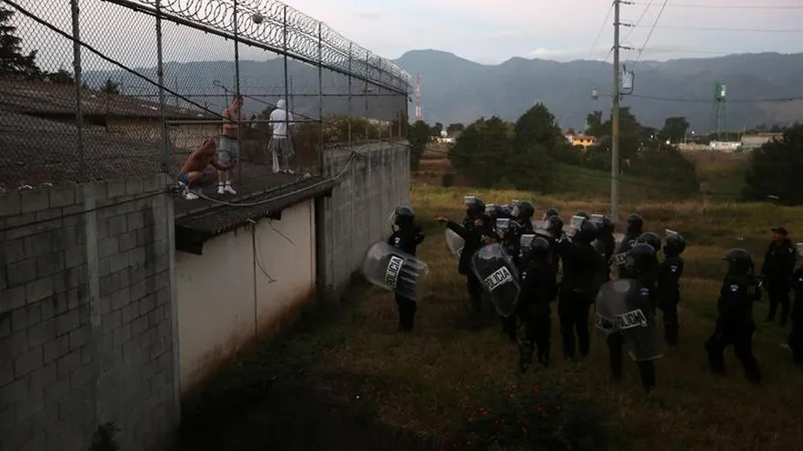 Jóvenes pandilleros mantienen secuestrados este lunes a cuatro trabajadores de un correccional en Guatemala, luego de matar a dos y herir a cinco en un motín iniciado el domingo en demanda de mejores tratos y beneficios en el centro, informó la policía.