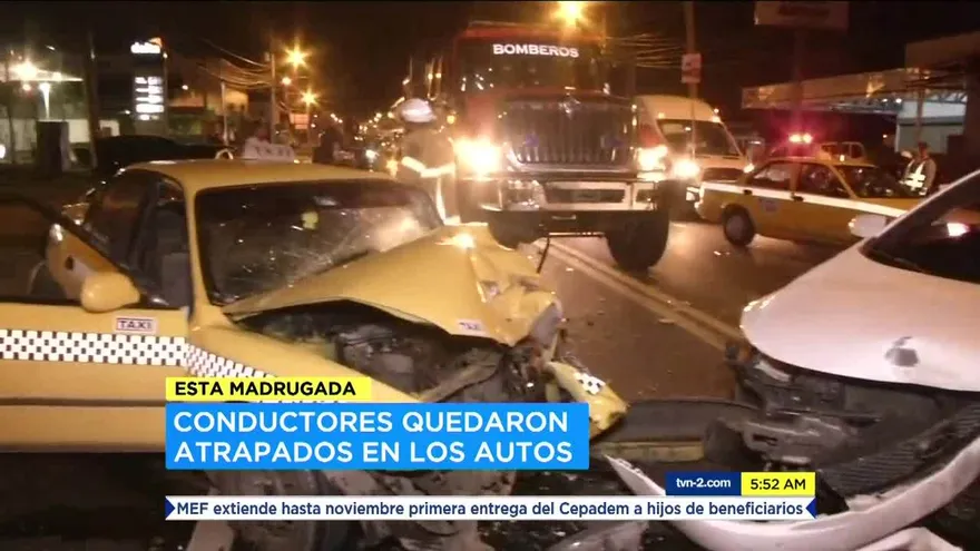 Bomberos atienden colisión frontal en Los Pueblos