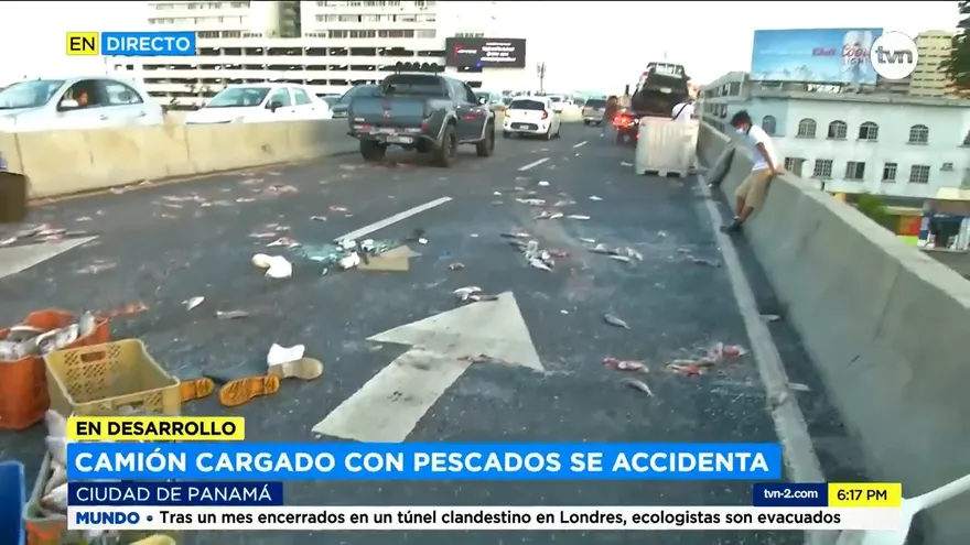 Se accidenta camión de pescado cerca de la Asamblea