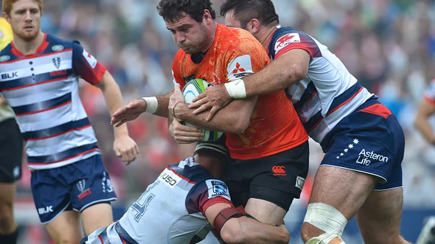 Tomás Leonardi (con el balón)