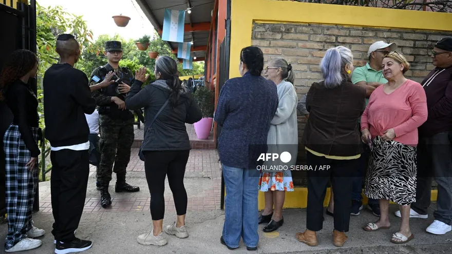 Electores esperan que abran las urnas en un centro de votación Honduras.