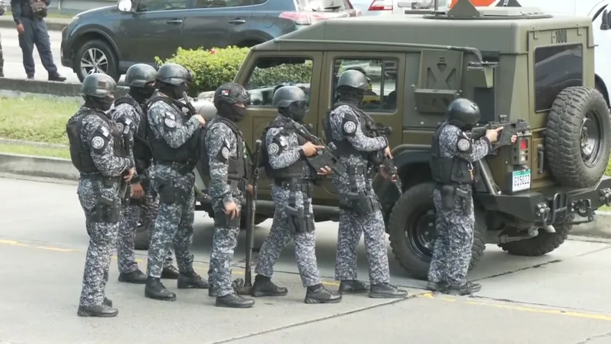 Agentes policiales en plena acción