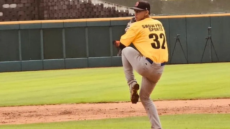 Kevin Bernal lanzador que llegó a un acuerdo con los Colorado Rockies