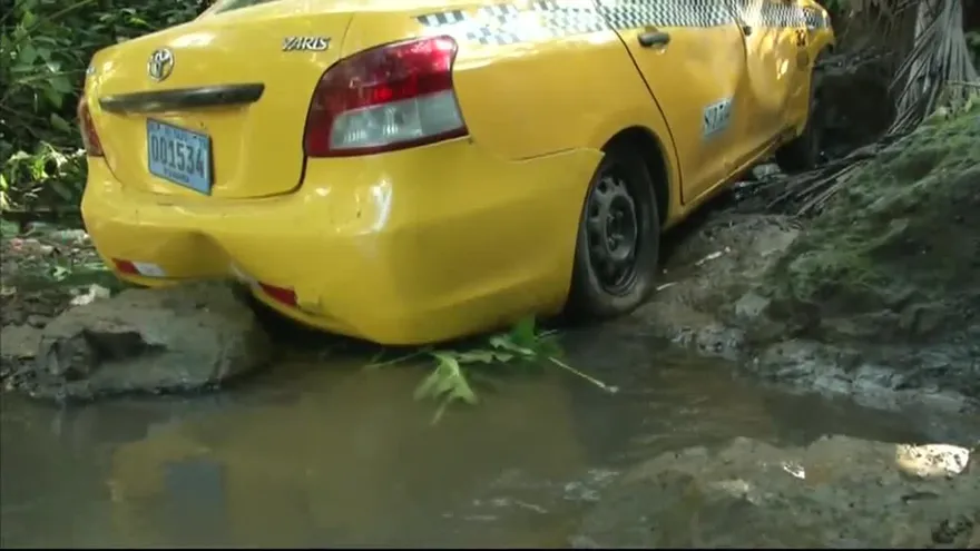 Taxi se va por un barranco y dos ancianos resultan heridos