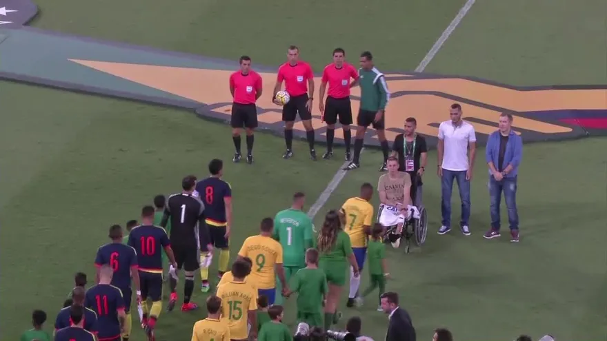 Emotivo homenaje al Chapecoense en amistoso Brasil - Colombia