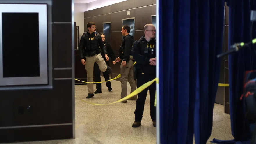 Personal del FBI investigan el ataque contra Donald Trump