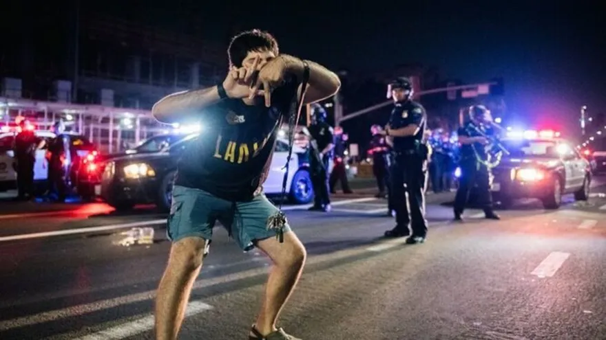 Arrestos y heridos en noche de violencia en Los Ángeles tras triunfo de los Lakers