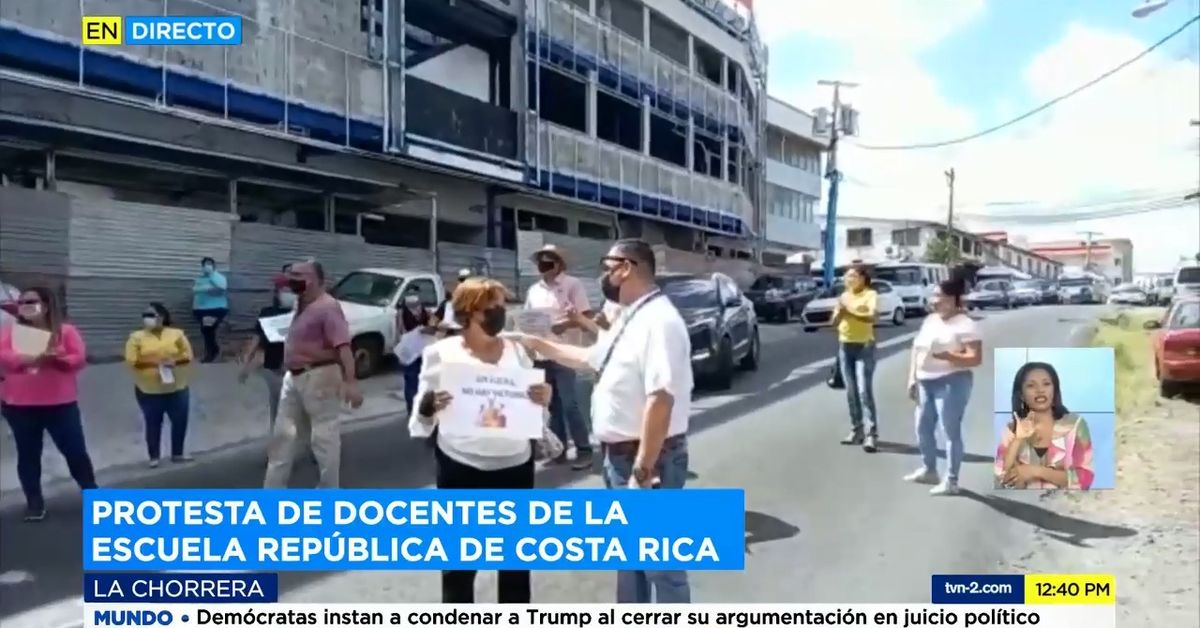Padres de familia y docentes protestan por atraso en entrega de escuela ...