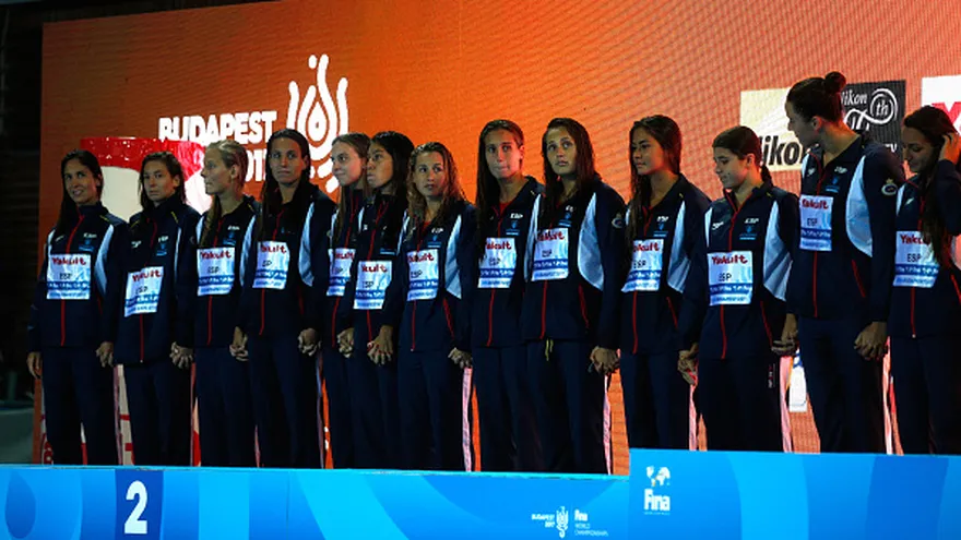 Integrantes del equipo español de waterpolo femenino antes de subir al podio
