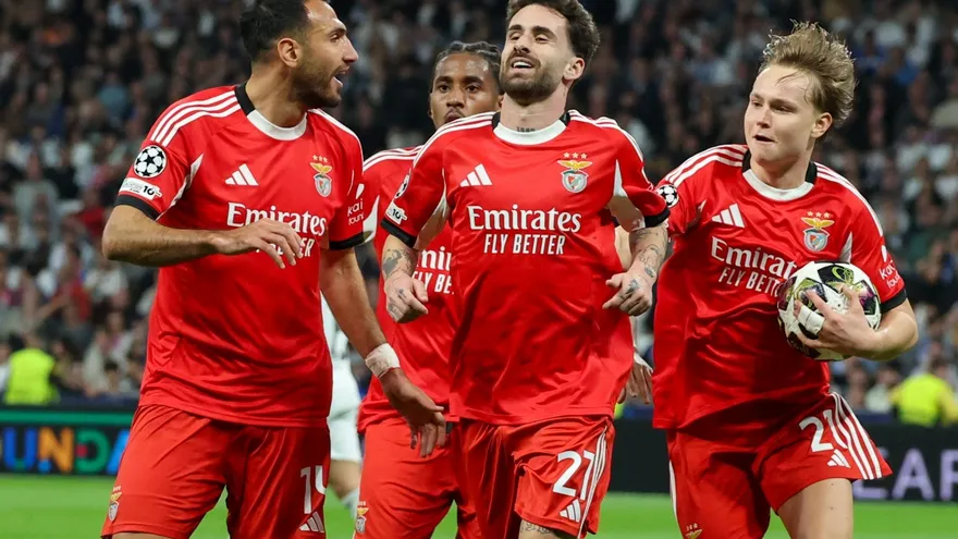 Jugadores del Benfica celebran gol Champions League