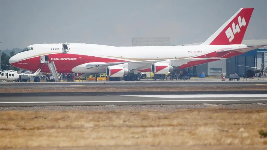 El avión "Supertanker", la aeronave cisterna más grande del mundo, aterriza, este 25 de enero de 2017, en Santiago, procedente de Estados Unidos para ayudar a luchar contra la ola de incendios forestales que sufre Chile, con más de 281.000 hectáreas arrasadas hasta ahora en siete regiones del centro y sur del país.