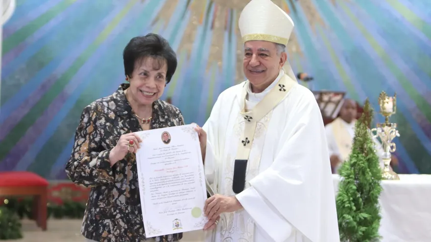 La periodista Luz María Noly es homenajeada por la iglesia Católica y recibe la medalla Santa María La Antigua