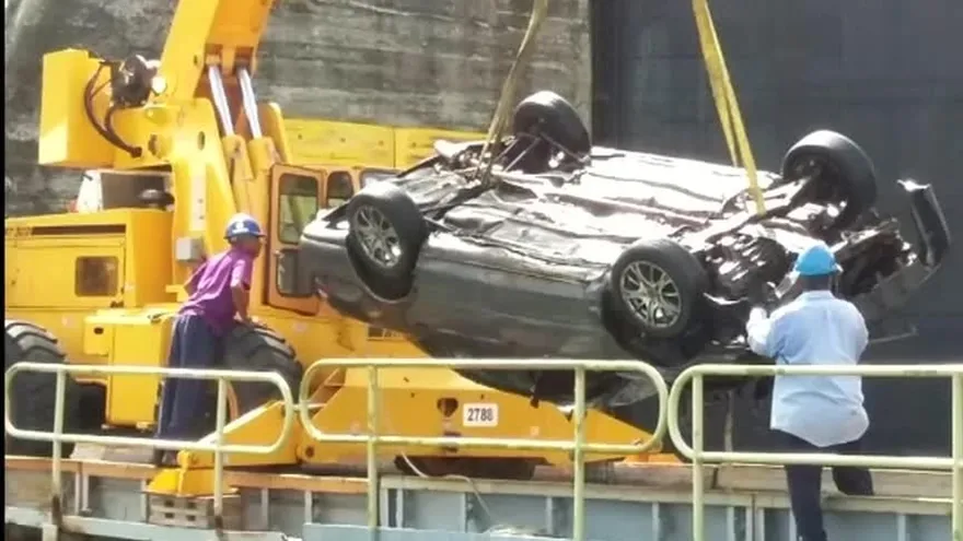 Auto cae en las esclusas de Gatún
