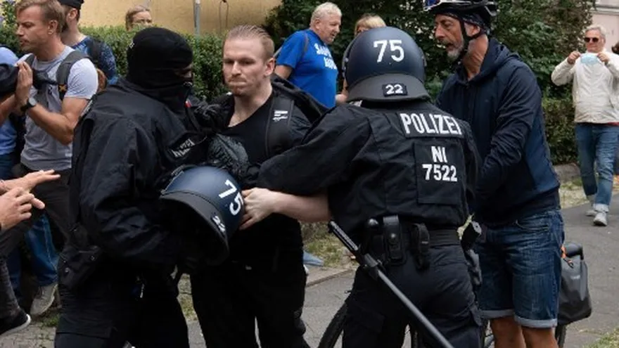 Varias personas que protestaban contra las restricciones se enfrentaron a la policía en Berlín, Alemania