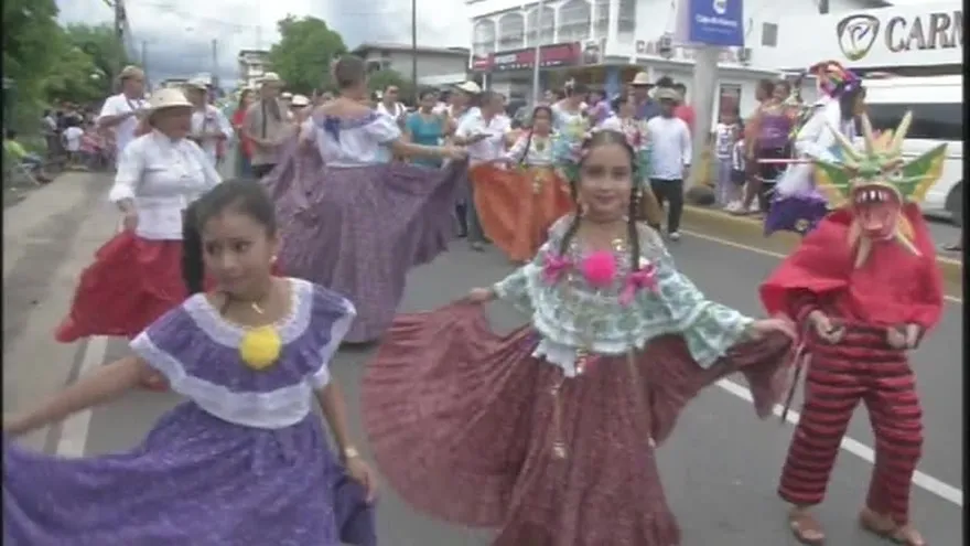 Realizan desfile en honor a Santiago Apóstol