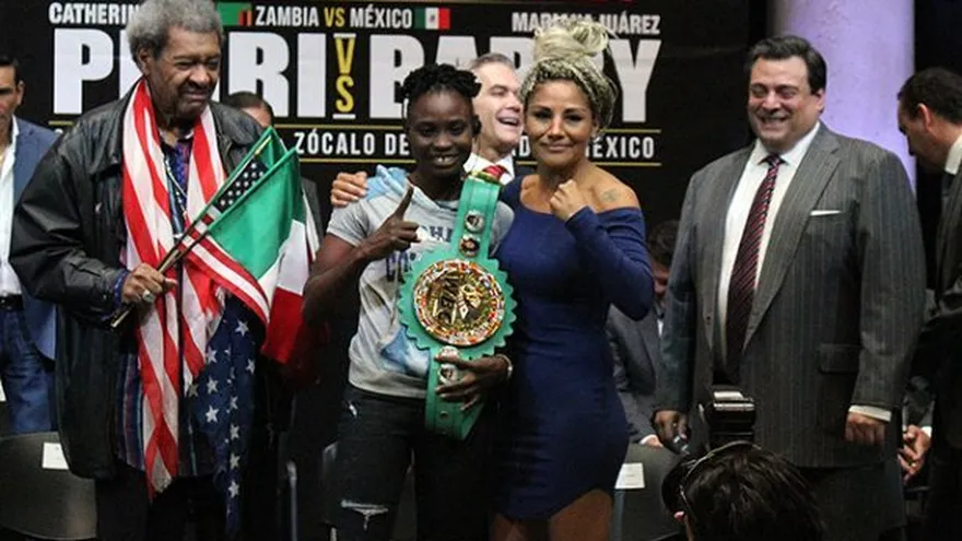 Catherine Phiri (i) y Mariana Juárez (d) protagonizarán el combate estelar