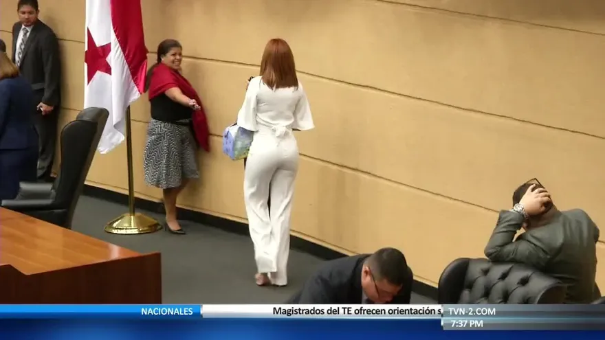 Polémica por modelaje de diputada Katleen Levy