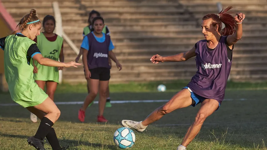 Futbolistas transgénero se abren paso en la liga argentina