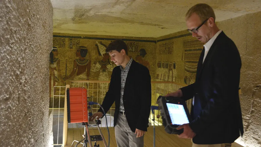 Dos expertos inspeccionan la tumba de Tutankamón en el Valle de los Reyes de Luxor, Egipto.