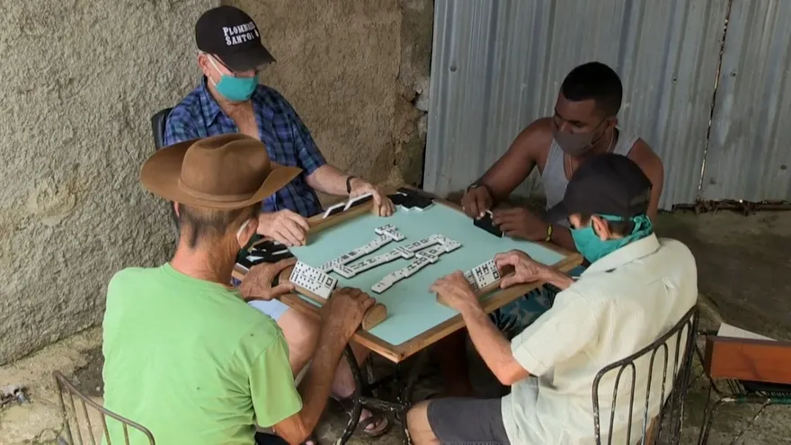 Cuba vuelve a las tardes de dominó, aún sin turistas extranjeros