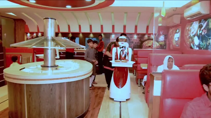 Camareras robot causan furor en pizzería en Pakistán