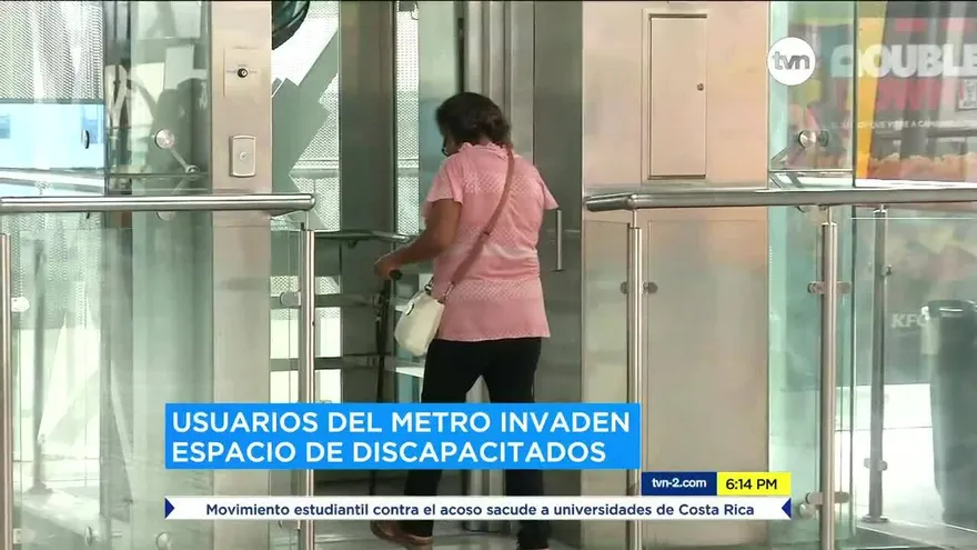 Usuarios del Metro invaden espacios para personas con discapacidad
