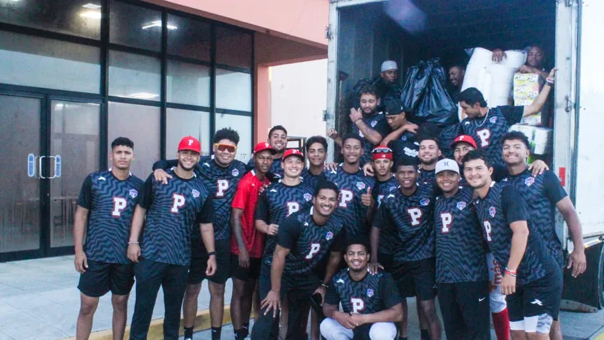 Jugadores de la Selección de Béisbol U18 de Panamá fueron parte de la recolección de enseres por el terremoto