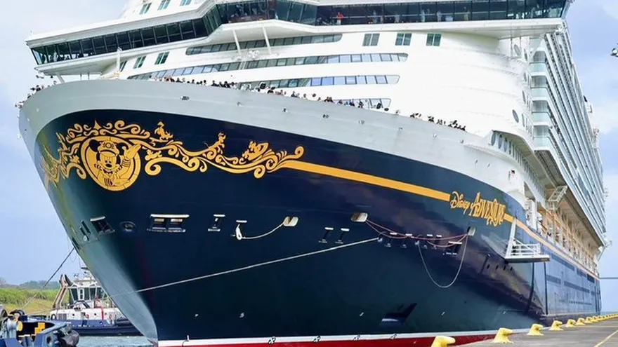 Canal de Panamá reconoce tránsito inaugural del crucero Disney Adventure por esclusas de Agua Clara