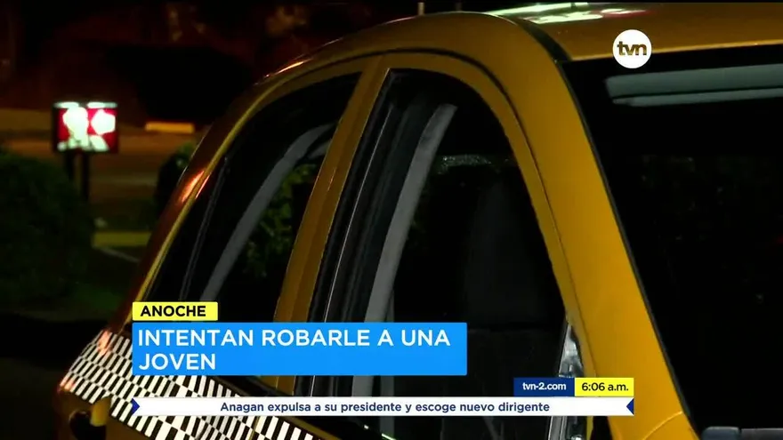 Delincuentes intentan robarle a una mujer en una parada