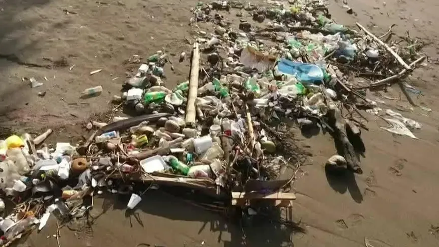 Costa del pacífico permanece repleta de basura
