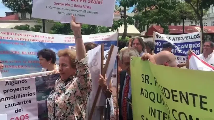 Residentes de Bella Vista protestan frente al Concejo Municipal en Catedral