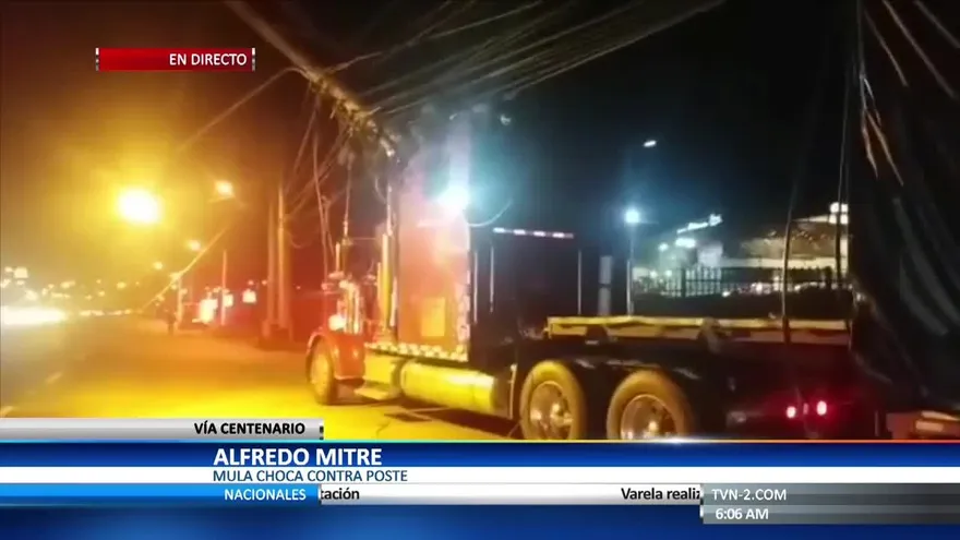 Camión choca contra un poste de energía eléctrica en El Centenario