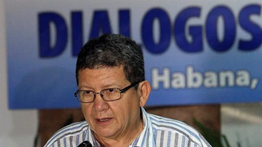 El comandante de las FARC Jorge Torres Victoria, alias "Pablo Catatumbo", lee un comunicado en La Habana (Cuba) donde se retoman los diálogos entre el Gobierno y las FARC.