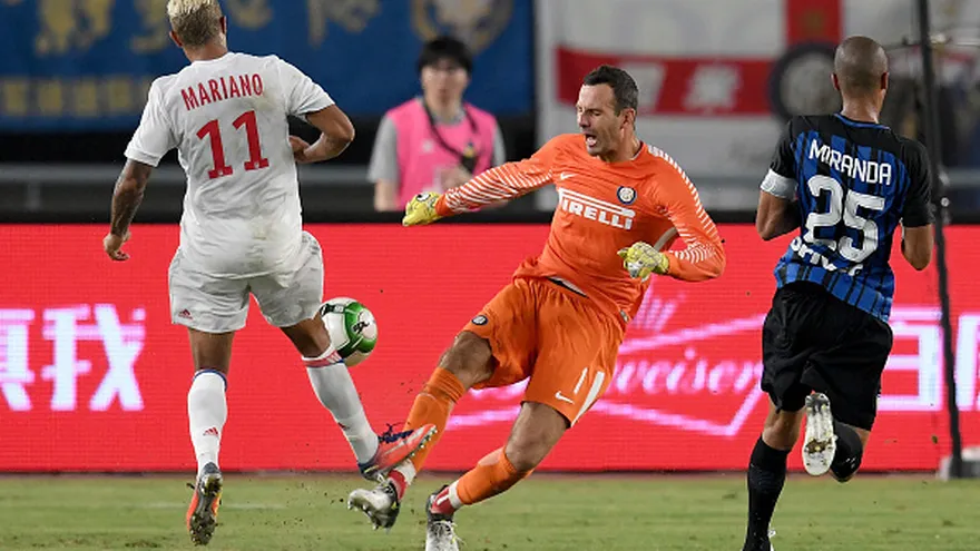 Acción del partido amistoso entre Inter de Milán y el Olympique Lyon en Nanjing, China