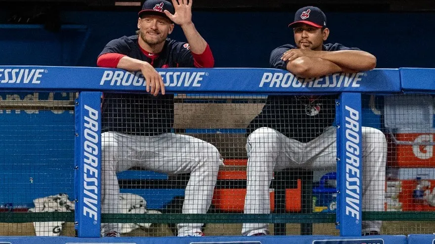 Josh Donaldson (i) junto a Carlos Carrasco (d)