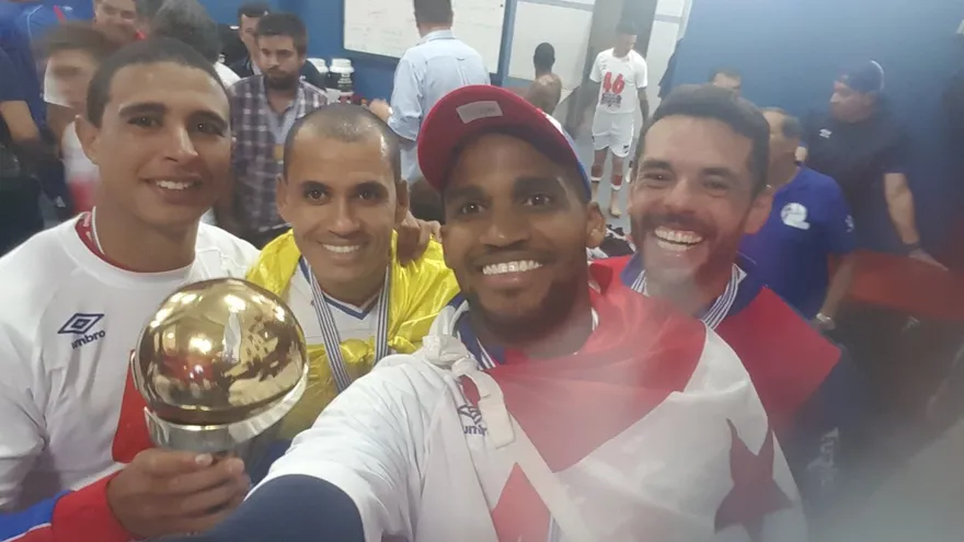 Luis "Manotas" Mejía, luce con orgullo la copa de campeón en Uruguay