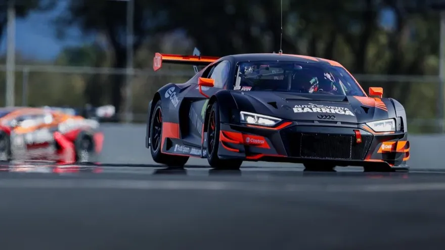 Solly Betesh conduce su vehículo en la pista del Autódromo Panamá