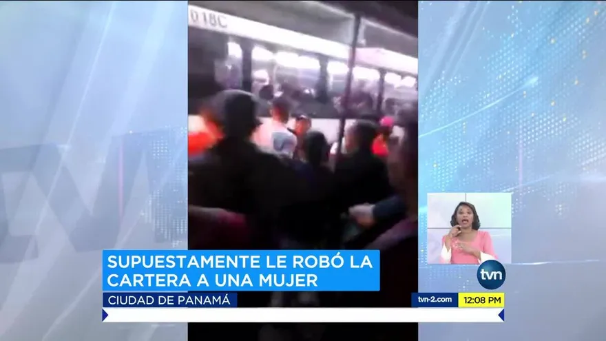 Hombre es golpeado al intentar robar en una parada de autobús