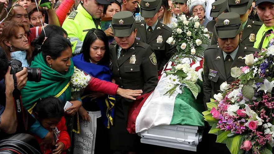 Imagen de archivo de un grupo de personas acompaña el féretro de la niña Yuliana Andrea Samboni Muñoz en Bogotá (Colombia).