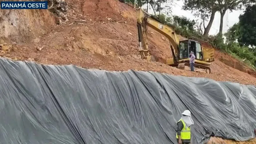 Mop realiza trabajos tras deslizamientos en autopista Arraijan - La Chorrera