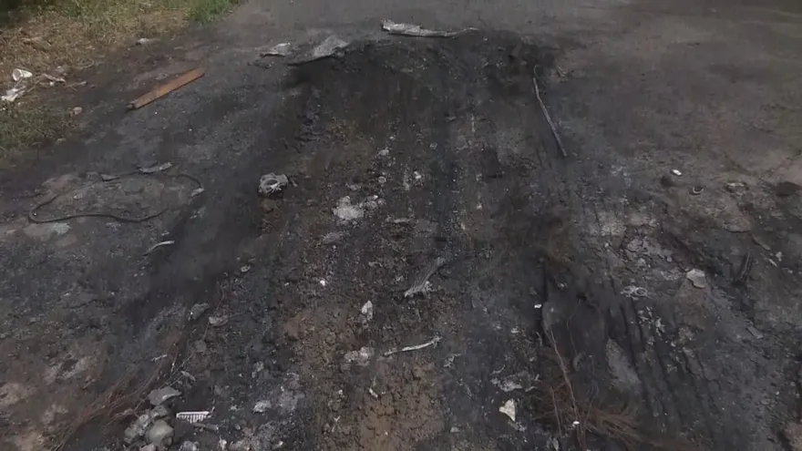 Encuentran hombre calcinado dentro de un auto en Pedregal