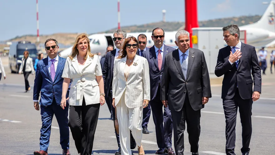 Mulino llega a Grecia acompañado de su esposa y el canciller Martínez-Acha