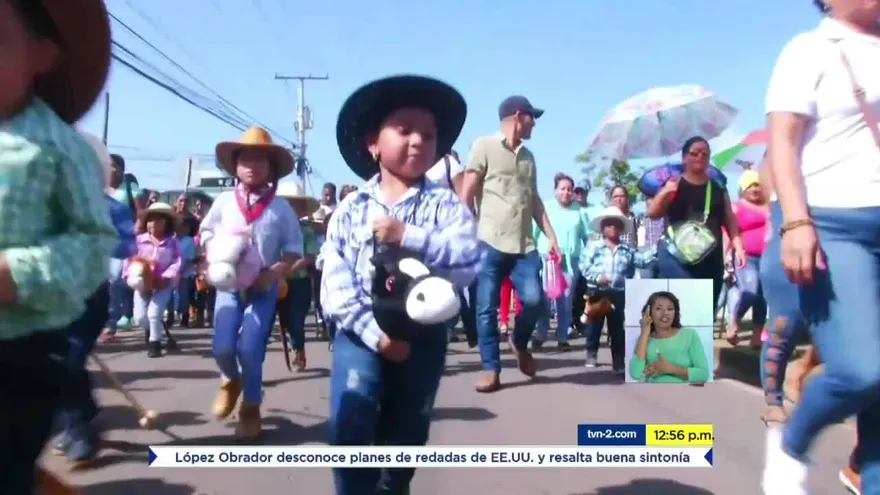 Realizan cabalgata de caballitos de palo en Santiago