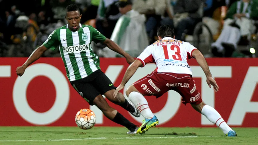 Acción del partido entre Atlético Nacional y Huracán